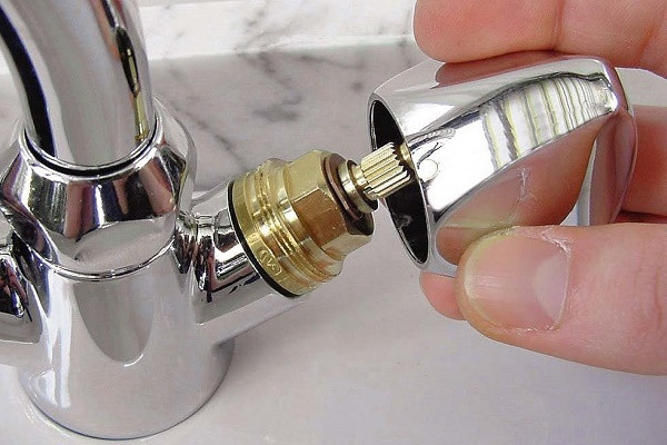 Как без проблем разобрать кран в ванной